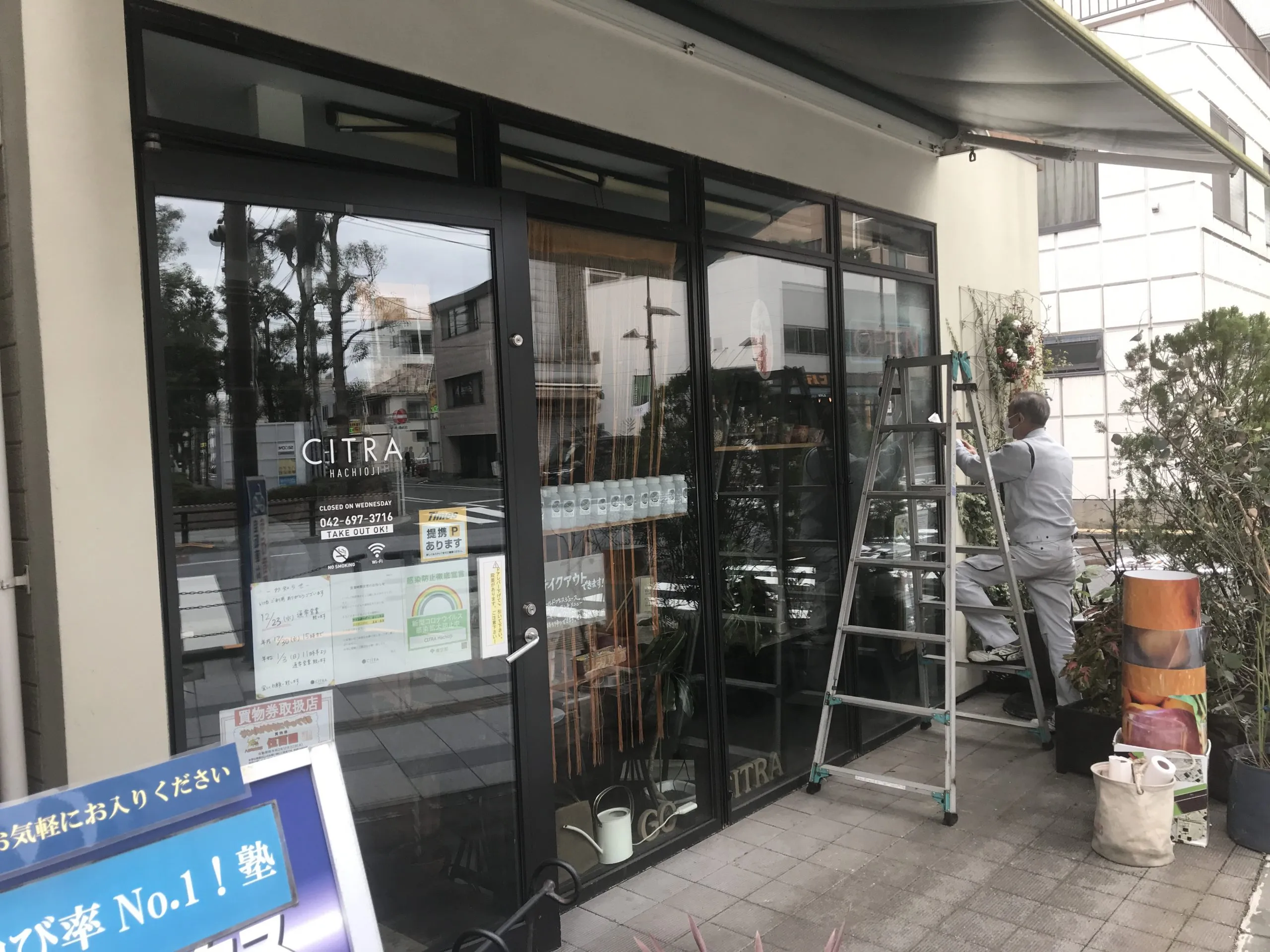 窓ガラスを看板に変身！ ―ウインドウサイン施工工事―