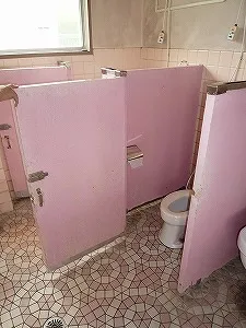 保育園の幼児用トイレのパーティション工事（手はさみ防止カバー取付）