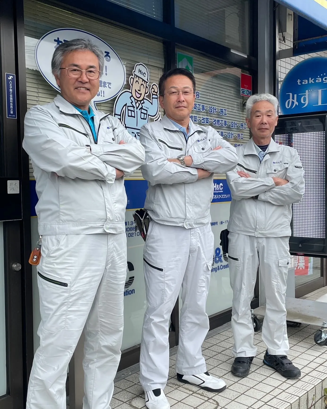 同じ年三人で毎日忙しく動き回ってます^ ^
