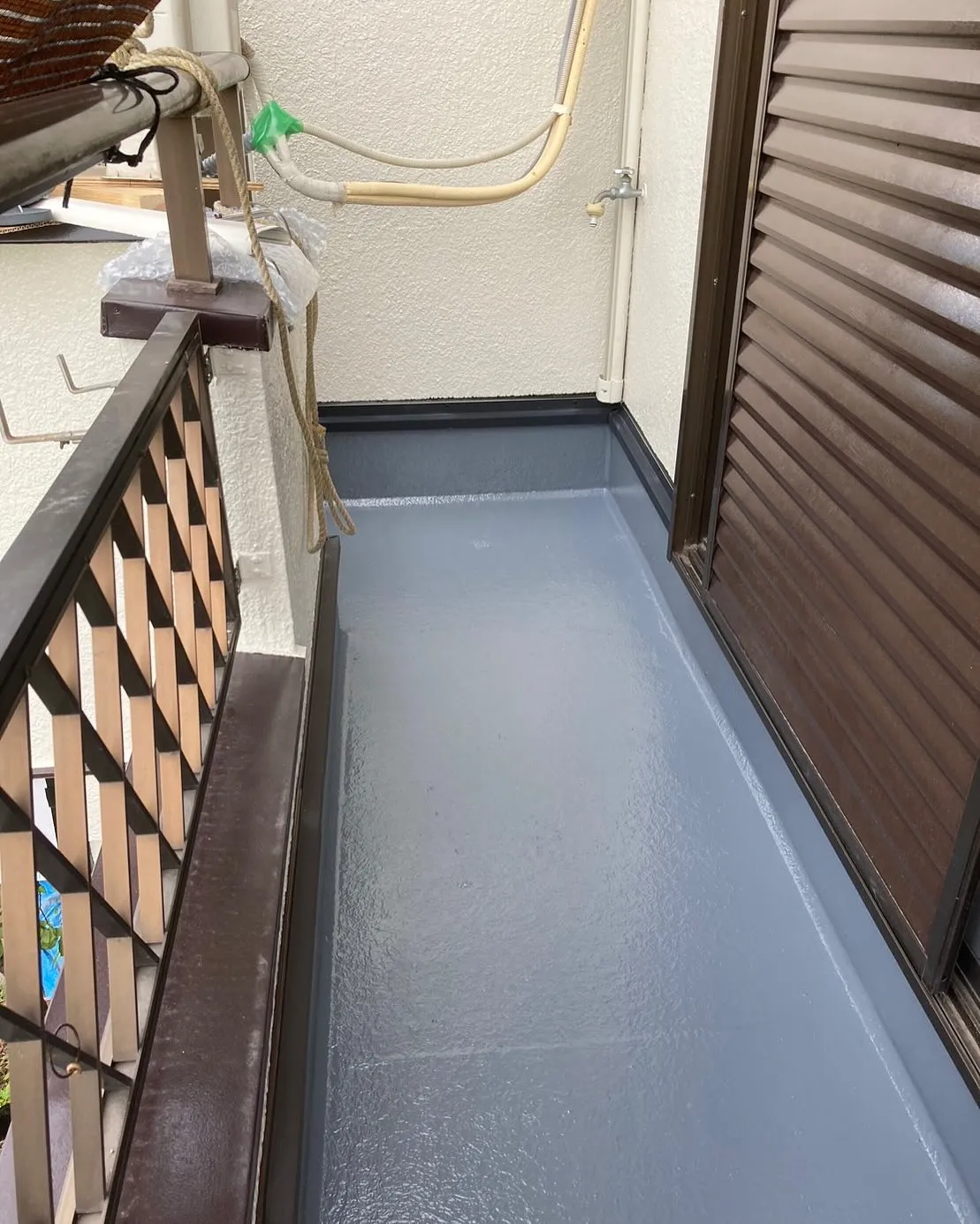 ４日ほどかけて、大工さんと防水屋さんのコラボ工事で、塗装工事...