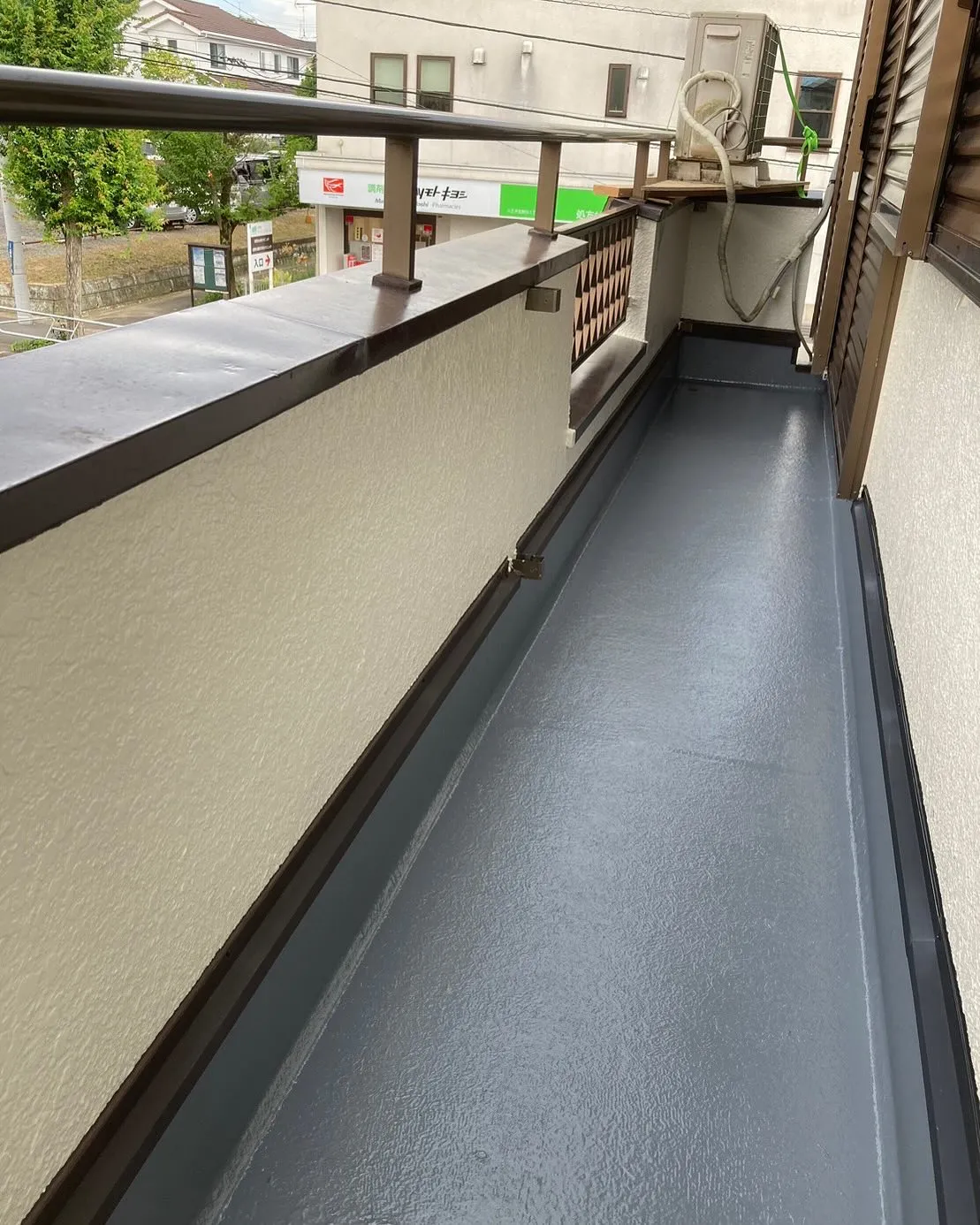 ４日ほどかけて、大工さんと防水屋さんのコラボ工事で、塗装工事...