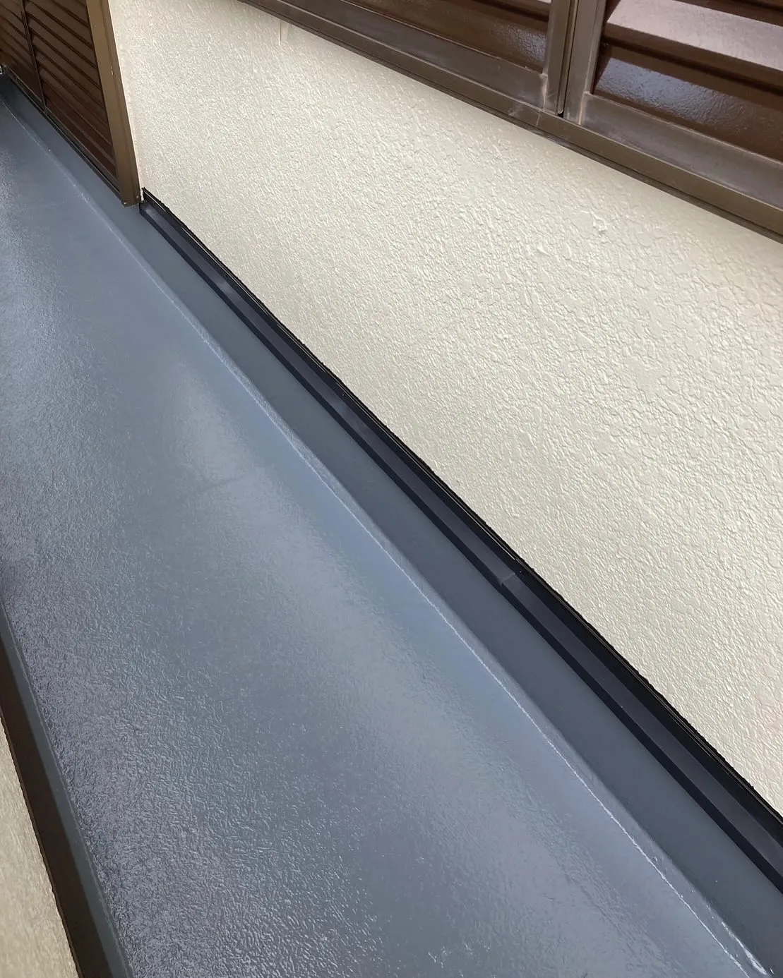 ４日ほどかけて、大工さんと防水屋さんのコラボ工事で、塗装工事...