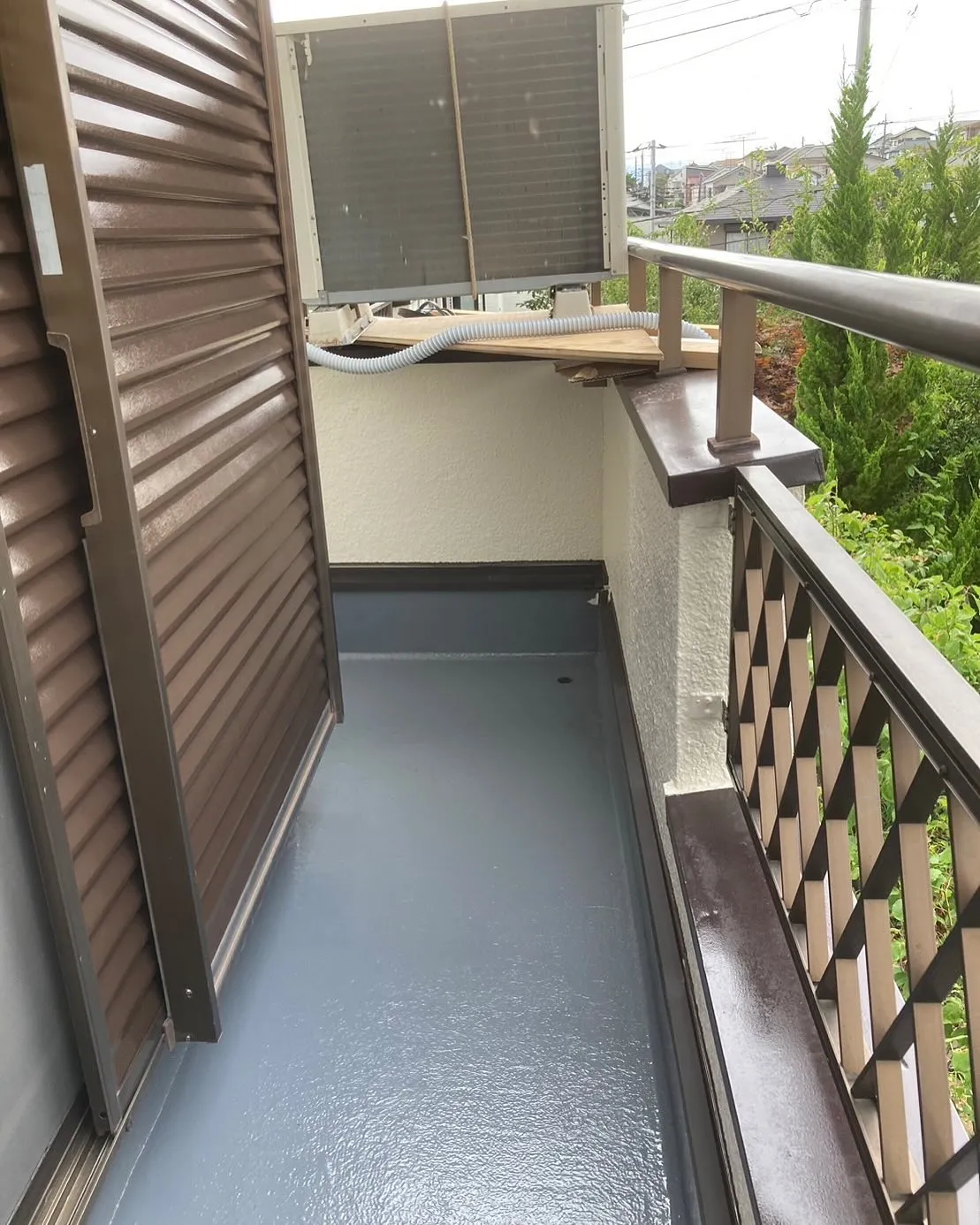４日ほどかけて、大工さんと防水屋さんのコラボ工事で、塗装工事...