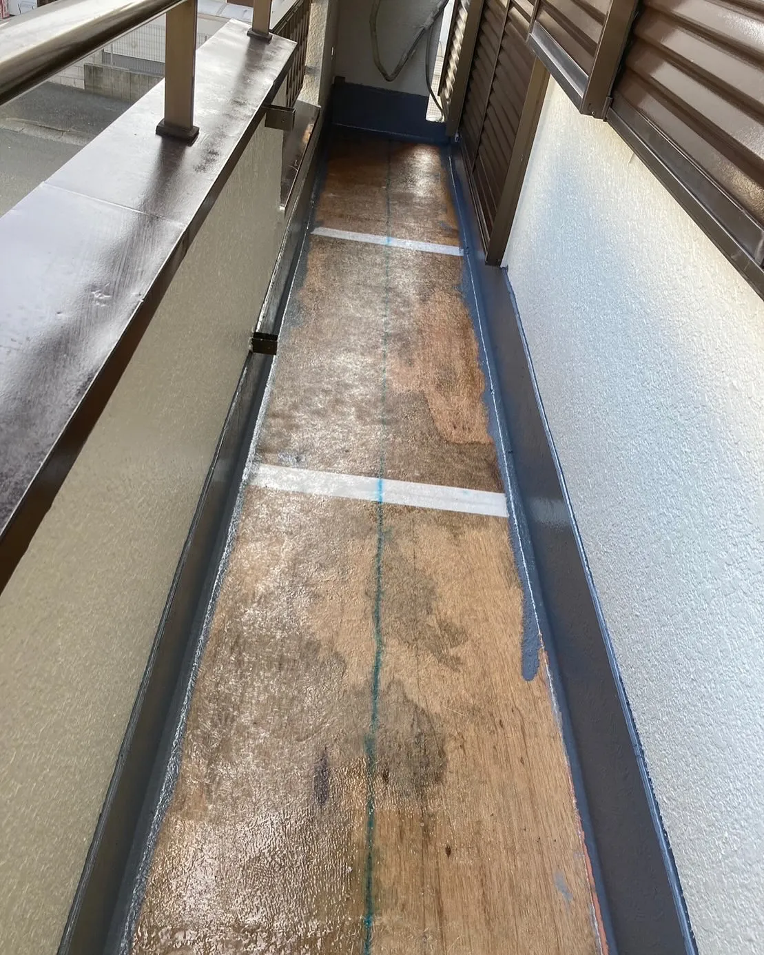 ４日ほどかけて、大工さんと防水屋さんのコラボ工事で、塗装工事...