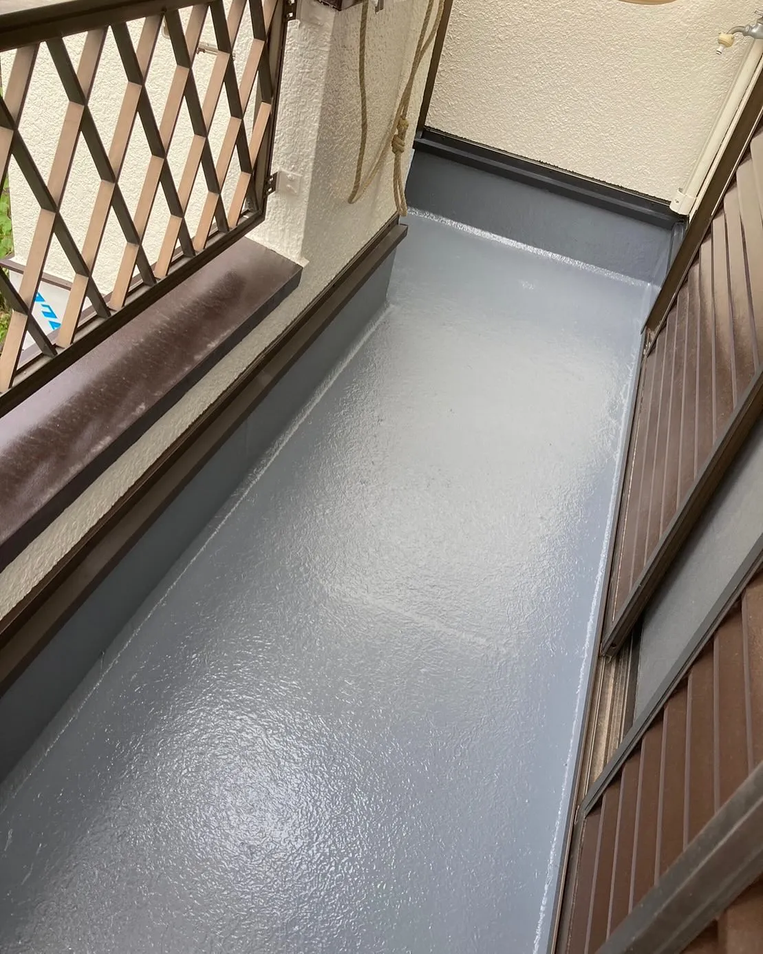 ４日ほどかけて、大工さんと防水屋さんのコラボ工事で、塗装工事...