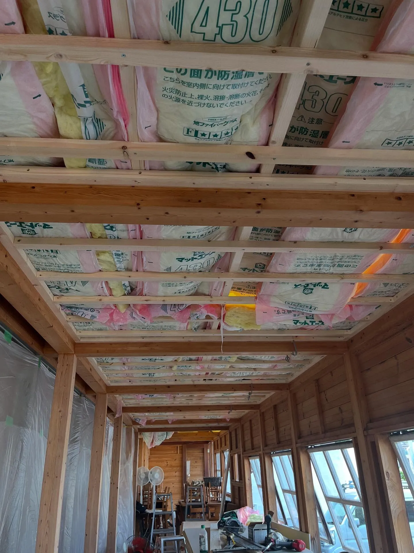 某店舗のオシャレなテラスの断熱工事をさせていただいてます。