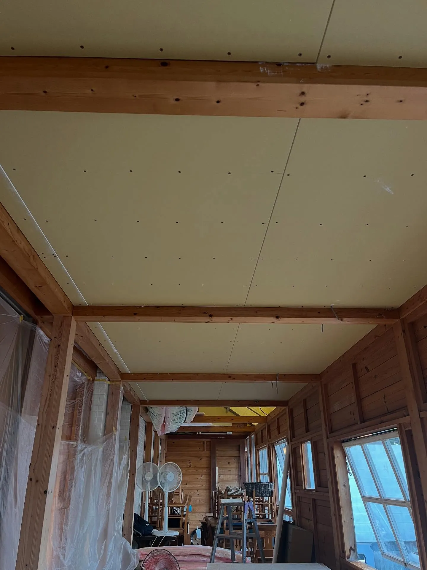 某店舗のオシャレなテラスの断熱工事をさせていただいてます。