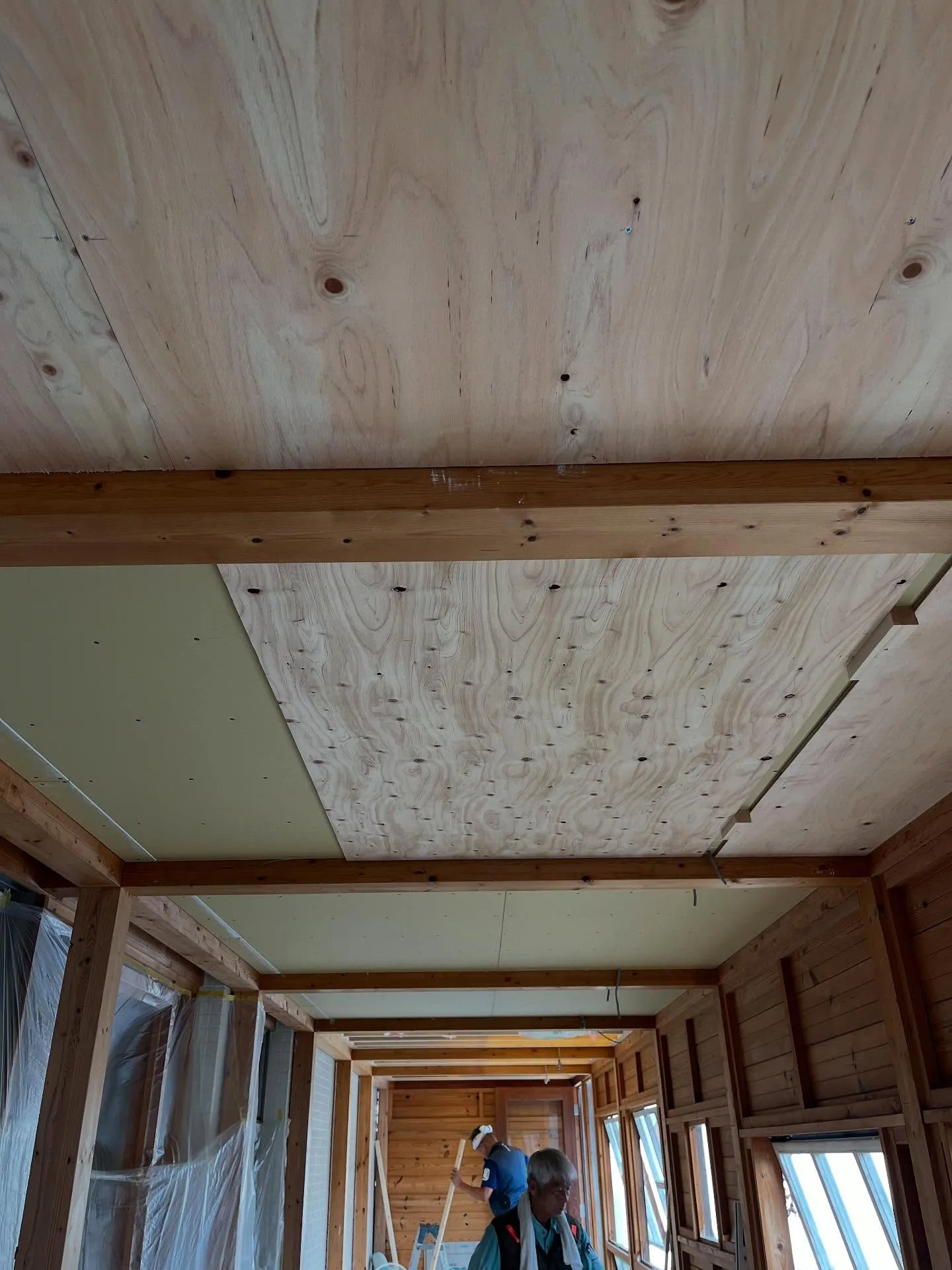 某店舗のオシャレなテラスの断熱工事をさせていただいてます。