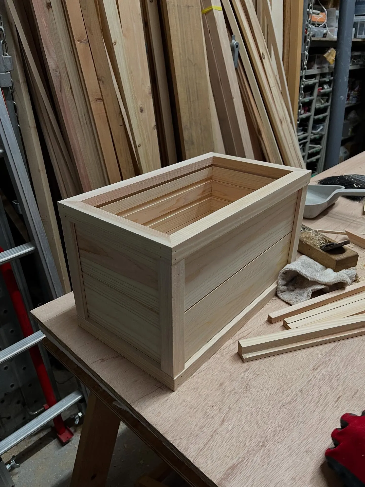 大工さんが試行錯誤でお賽銭箱作成中(^^)