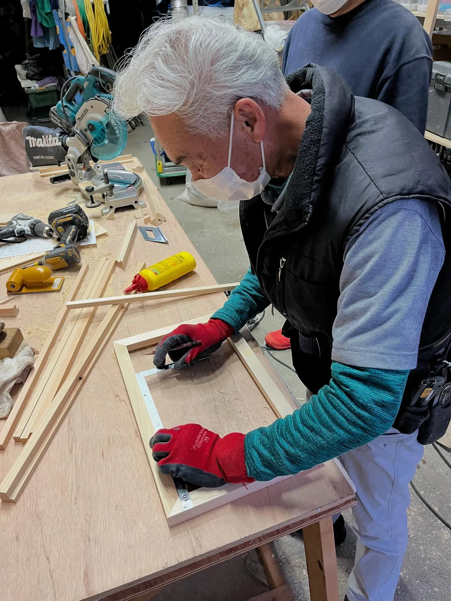 大工さんが試行錯誤でお賽銭箱作成中(^^)